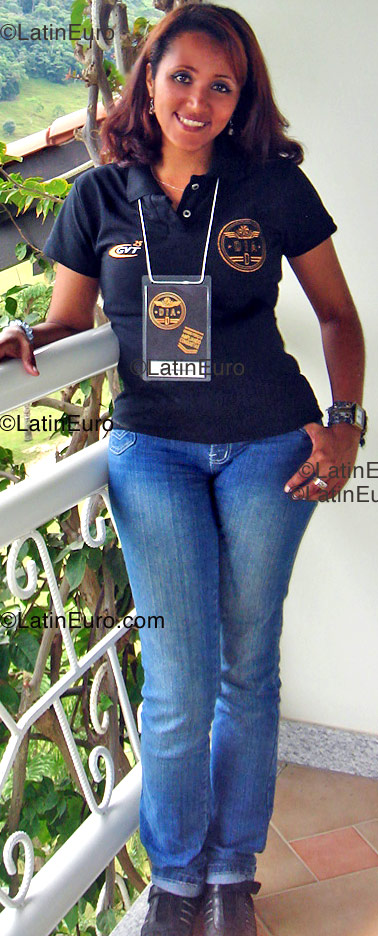 Date this voluptuous Brazil girl Fabiola from Campo Magro B1221