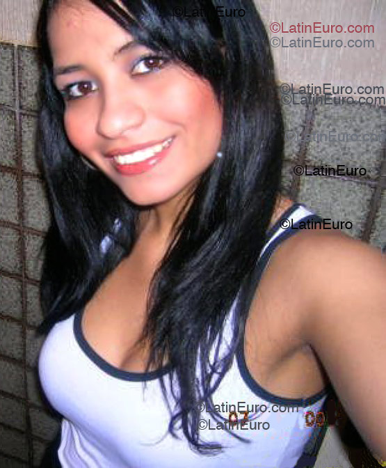 Date this pretty Brazil girl Flavia from Campos Dos Goytacazes B1701