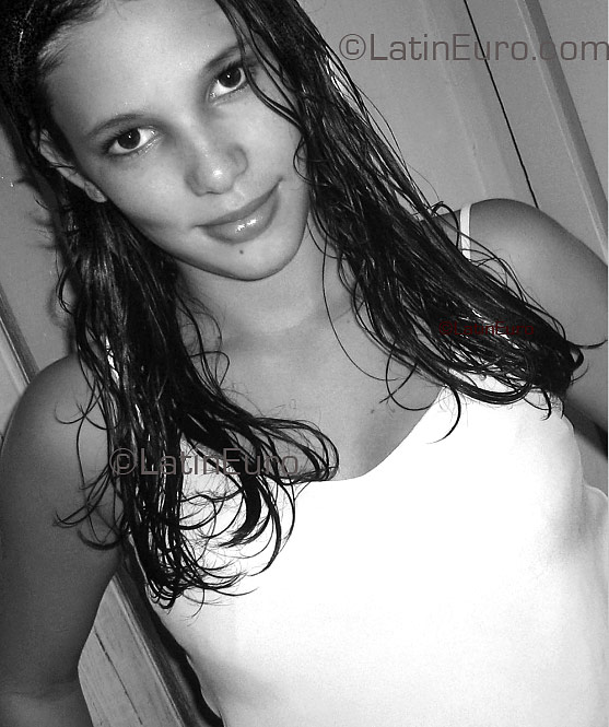 Date this nice looking Brazil girl Gleyce from  B1897