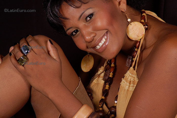 Date this gorgeous Brazil girl Diomar from  B1899