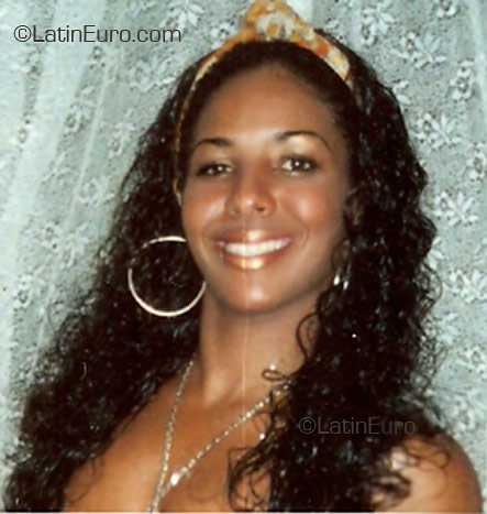 Date this nice looking Brazil girl Vald from Salvador B1911