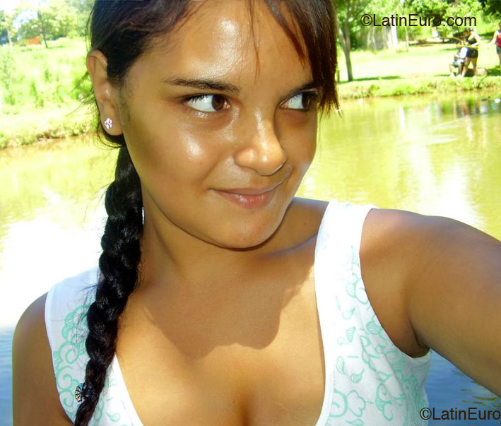 Date this attractive Brazil girl Josiane from  B1938