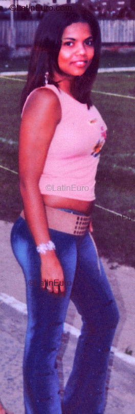 Date this nice looking Brazil girl Smaily from  B2055