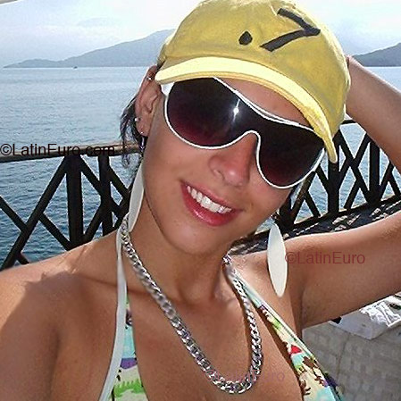 Date this attractive Brazil girl Anna from RIO DE JANEIRO B2315
