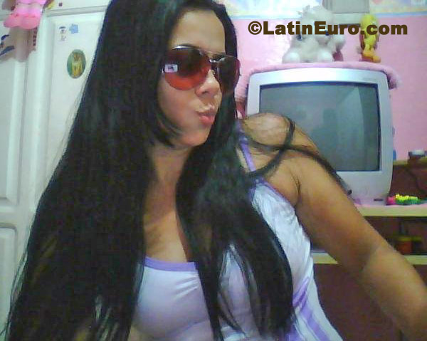 Date this attractive Brazil girl Andreza from Manaus B238