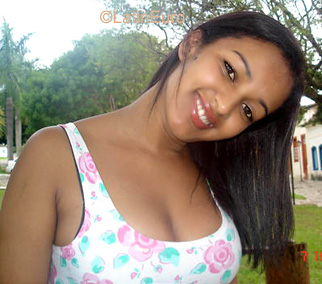 Date this sultry Brazil girl Viviane from GOIANIA B3657