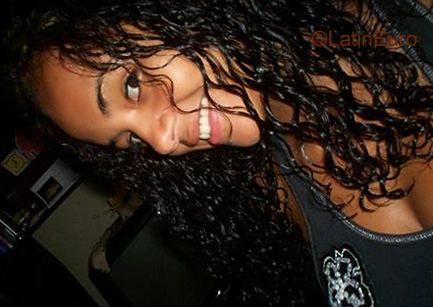 Date this happy Brazil girl Laura from PORTO ALEGRE B3670