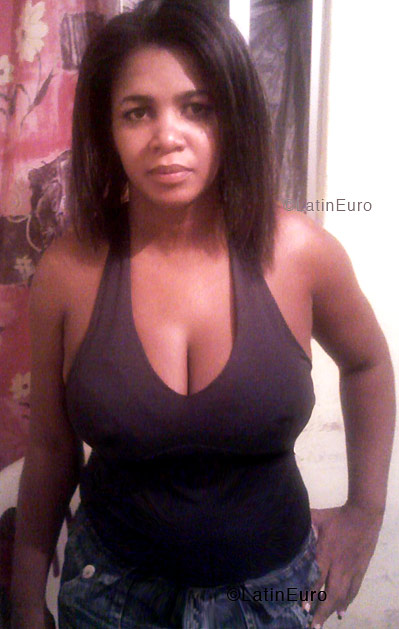 Date this attractive Brazil girl Paula from SALVADOR B3847