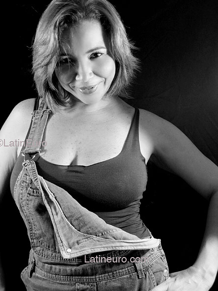 Date this hot Brazil girl Flavia from GOIANIA B4206