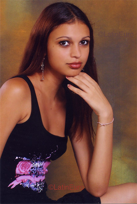 Date this lovely Brazil girl Ana from UBERLANDIA B4218