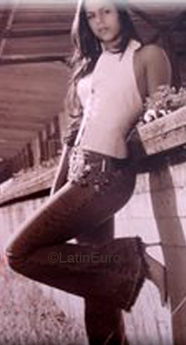 Date this voluptuous Brazil girl Iasminy from BRASILIA B4499