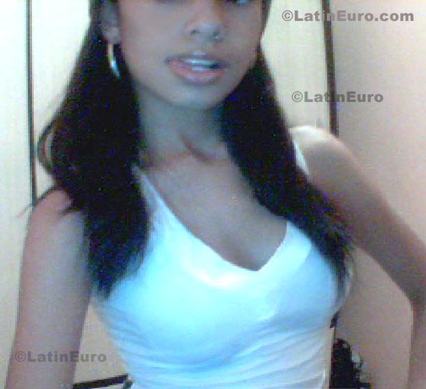 Date this nice looking Brazil girl Debora from Orlandia B665