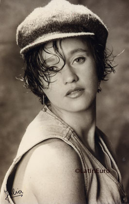 Date this voluptuous Brazil girl Julia from CASTRO B7144