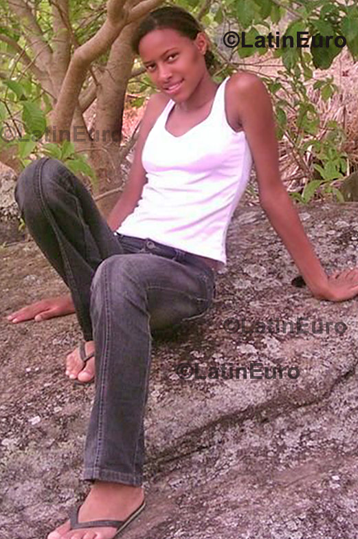 Date this tall Brazil girl Larissa from Governador Valadares B730