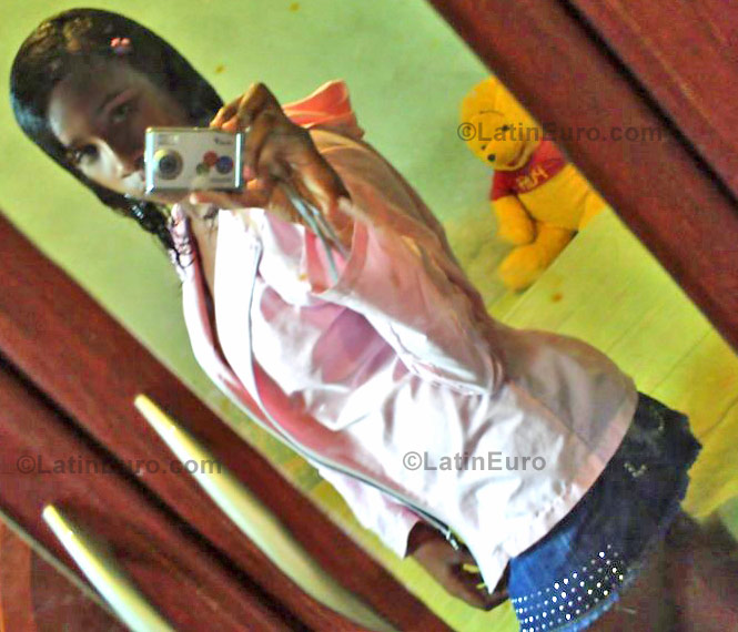 Date this nice looking Brazil girl Michele from Rio de Janiero B783