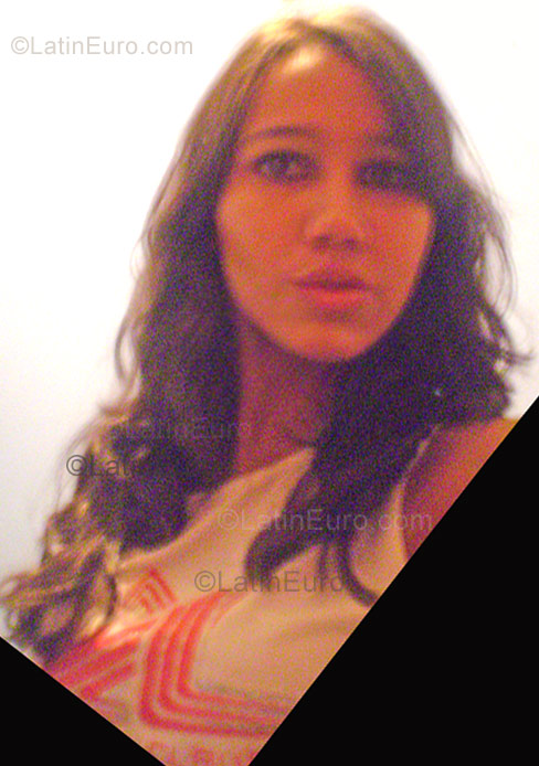 Date this good-looking Brazil girl Fernanda from Goiania B964