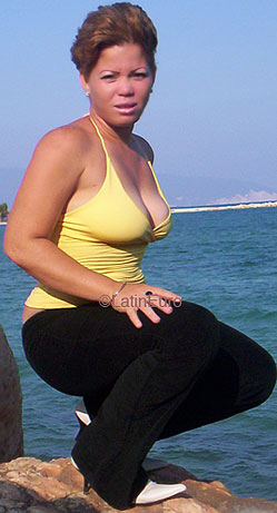 Date this foxy Dominican Republic girl Quisquella from Barahona N2439