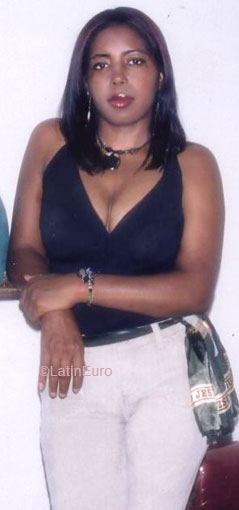 Date this good-looking Any Country girl Damaris from  N2532