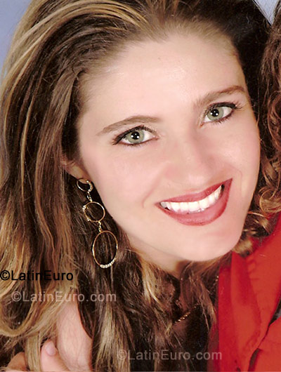 Date this happy Brazil girl Romara from Curitiba BR704