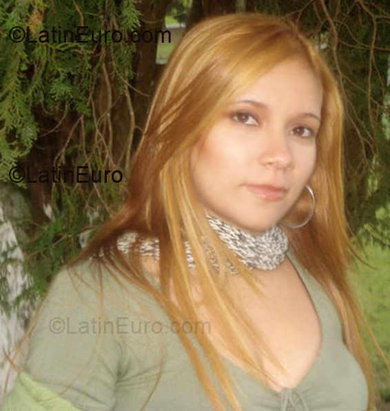 Date this voluptuous Brazil girl Aline from Nova Iguacu BR1444