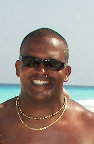 Date this hard body United States man Luther from Ontario US3818