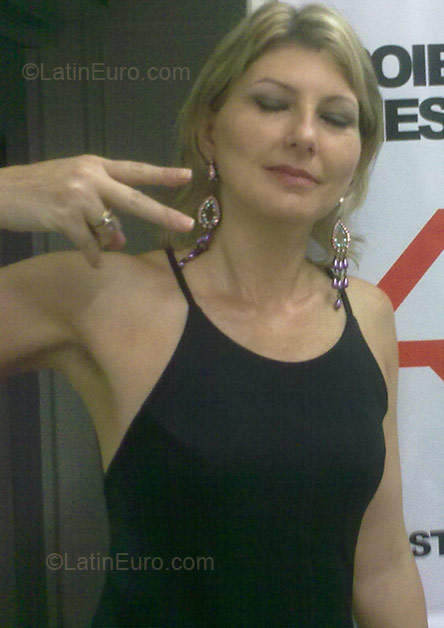 Date this happy Brazil girl Nice from Cascavel BR1815