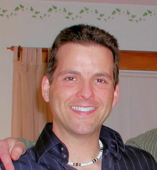 Date this pretty United States man Lee from Fresno US4619