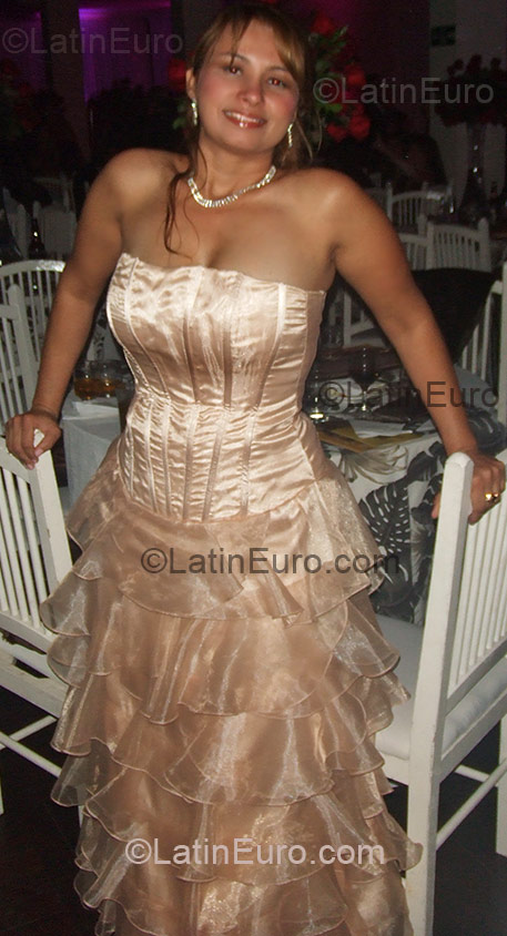 Date this nice looking Brazil girl Betania from Ipatinga BR3348
