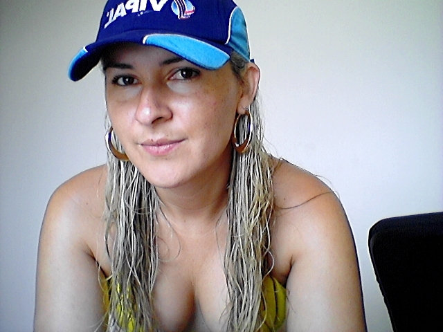 Date this pretty Brazil girl El from Brasilia BR3480