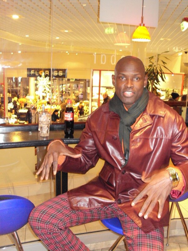 Date this happy Brazil man Niang from London BR3884