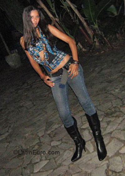 Date this attractive Brazil girl Paula from Porto Seguro BR5800