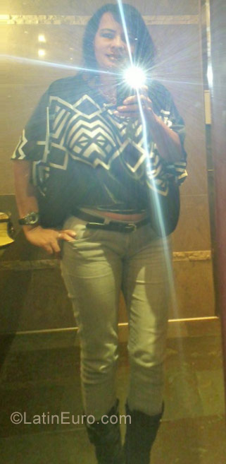 Date this attractive United States girl Valery from Phoenix BR6505