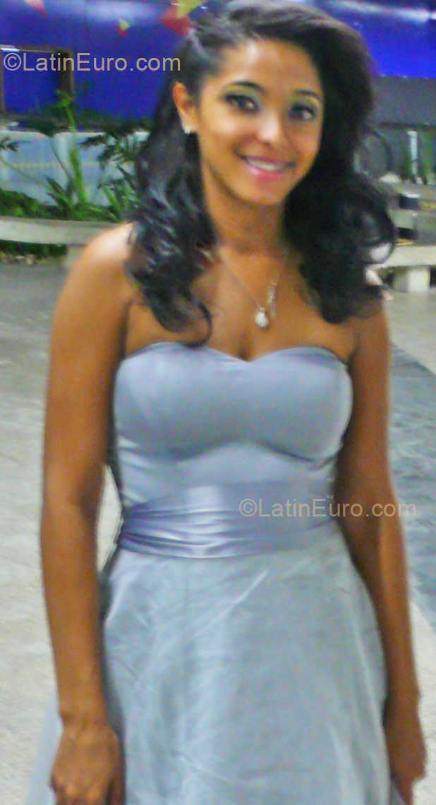 Date this nice looking Brazil girl Renata from Recife BR6625