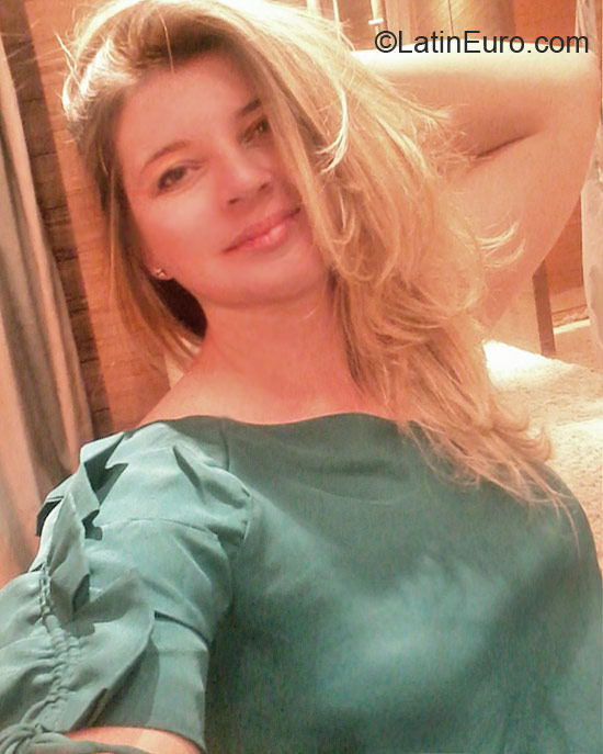 Date this voluptuous Brazil girl Danielli from Curitiba BR6671