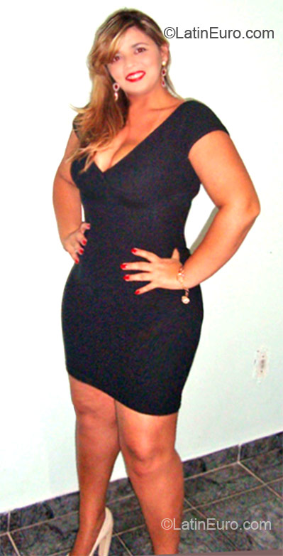 Date this foxy Brazil girl Mayra from Brasilia BR9984