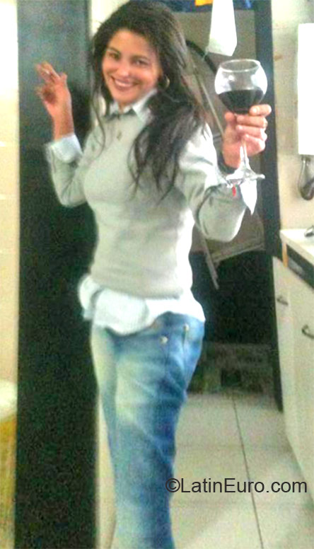 Date this sultry Brazil girl Regineia from Curitiba BR6948