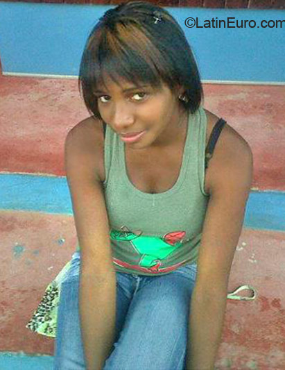 Date this pretty Dominican Republic girl Yovi from Higuey DO23016