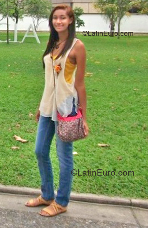 Date this pretty Venezuela girl Rosa from Valencia VE93