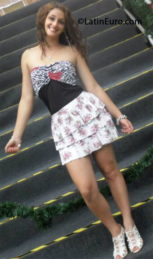 Date this attractive Brazil girl Mayra from Curitiba BR7979