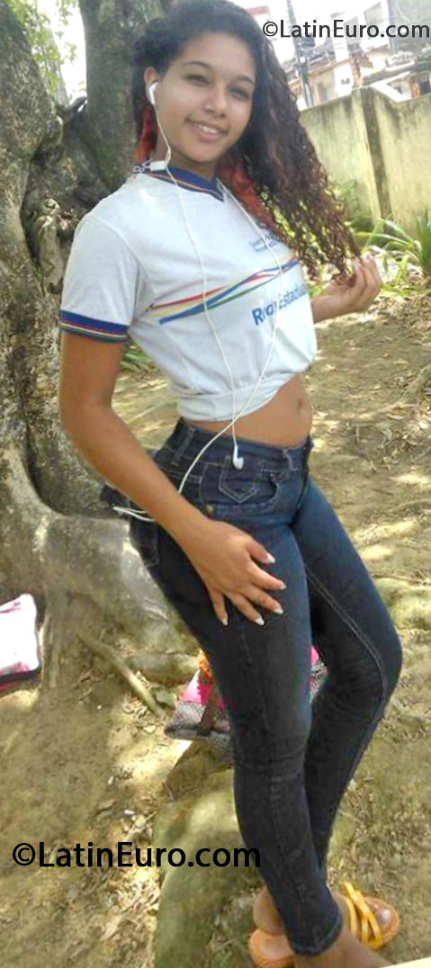Date this athletic Brazil girl Laine from Recife BR7983