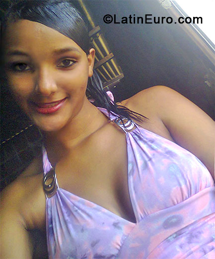Date this happy Brazil girl Gleice from Recife BR8156