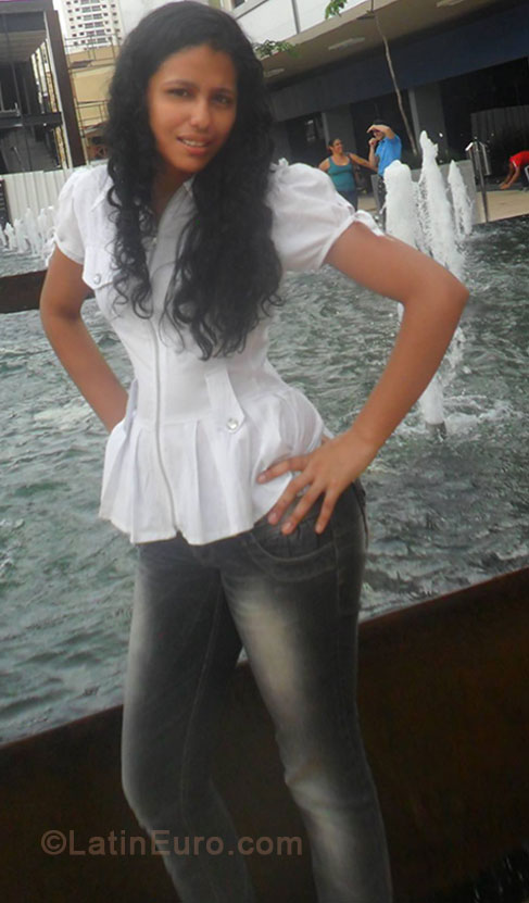 Date this sensual Brazil girl Jaqueline from Goiania BR8206