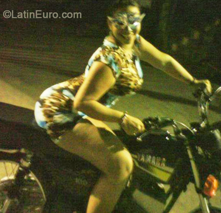 Date this voluptuous Venezuela girl Mariana from Caracas VE124