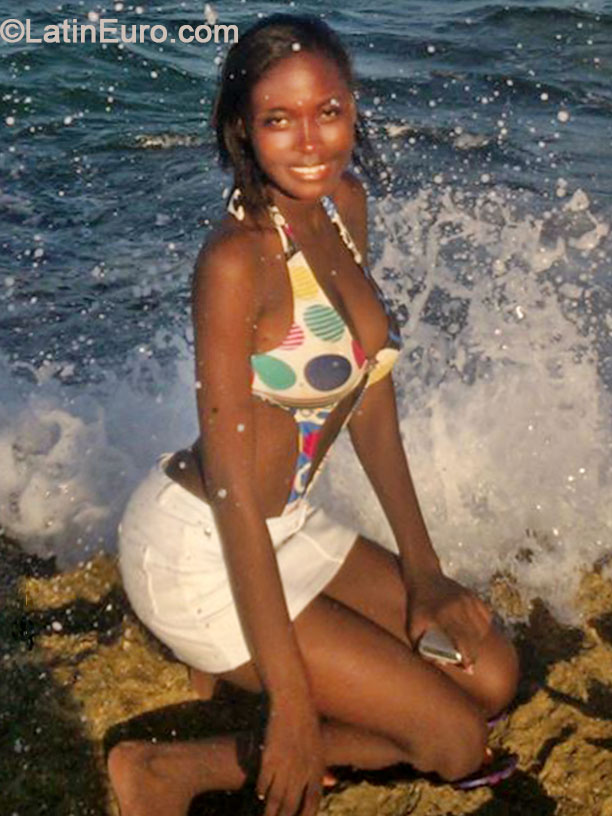 Date this voluptuous Jamaica girl Sydoni from Westmoreland JM1507