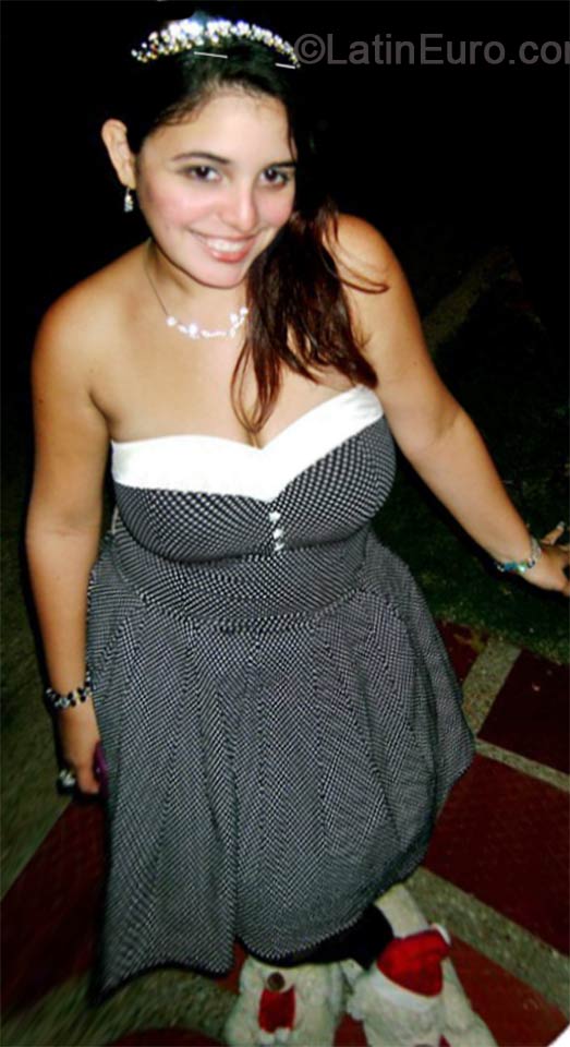 Date this nice looking Venezuela girl Angellina from Maracaibo VE137