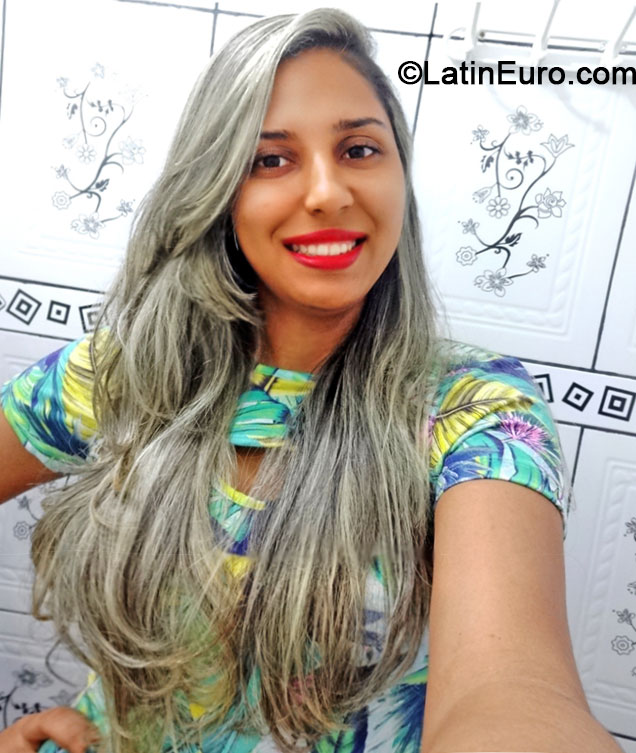 Date this voluptuous Brazil girl Erica from Ilheus BR8704