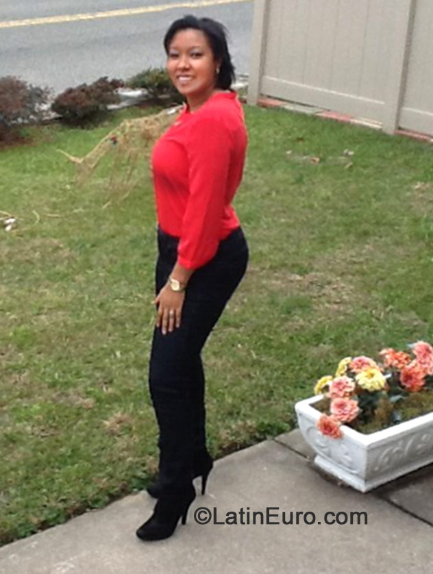 Date this charming United States girl Rossanna from Philadelphia DO19340