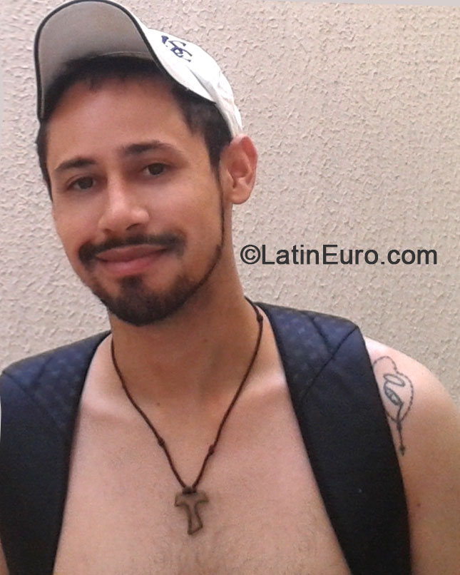 Date this foxy Brazil man Lucas from Uberlandia BR9056
