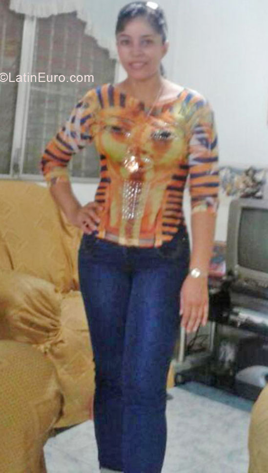 Date this tall Panama girl Evelyn from David PA490