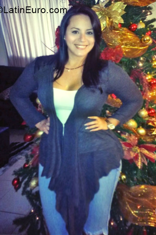 Date this lovely Venezuela girl Nixa from Valencia VE334
